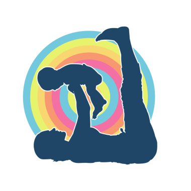 Zayıf bir kadının, pilates yaparken çocuklarını kaldırması silueti.