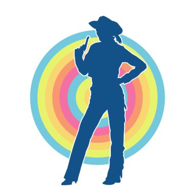 Kovboy kostümü giymiş zayıf bir kadının silueti. Tabanca tabancası taşıyan pozu. Kovboy kız kostümlü bir kadın modelin silueti..