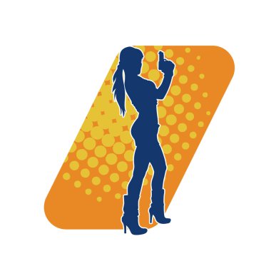 Kadın dövüşçü silueti. Tabanca ya da tabanca taşıyor..