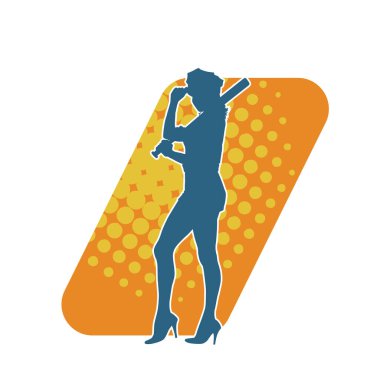 İnce bir kadın modelin silueti polis memuru kostümü giymiş beyzbol sopası taşıyor.