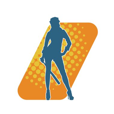 İnce bir kadın modelin silueti polis memuru kostümü giymiş beyzbol sopası taşıyor.