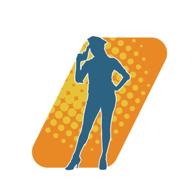 İnce bir kadın silueti. Polis memuru kostümü giymiş. Tabancayla poz veriyor.