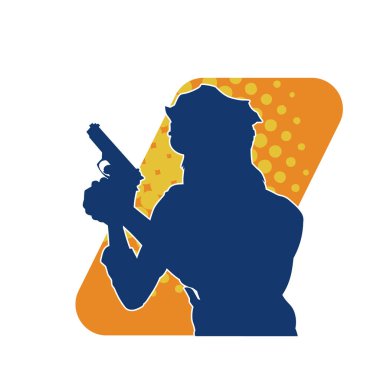İnce bir kadın silueti. Polis memuru kostümü giymiş. Tabancayla poz veriyor.