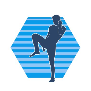 Hareketli erkek kickboksör atletinin silueti. Tekme atan bir adamın silueti..