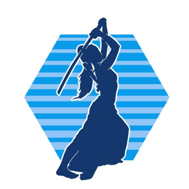 Bir kadın savaşçının silueti kılıç ile hareket halindeyken poz veriyor. Kılıcıyla bir kadın kahramanın silüeti..