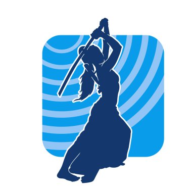 Bir kadın savaşçının silueti kılıç ile hareket halindeyken poz veriyor. Kılıcıyla bir kadın kahramanın silüeti..