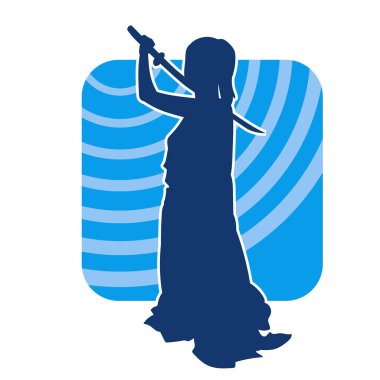 Bir kadın savaşçının silueti kılıç ile hareket halindeyken poz veriyor. Kılıcıyla bir kadın kahramanın silüeti..