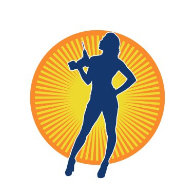 Matkap aletleri taşıyan inşaat işçisi kostümlü bir kadın silueti. İnşaat işçisi kadın silueti elektrikli matkapla poz veriyor.. 