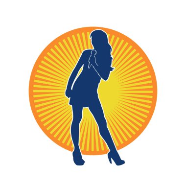 Poz vermiş bir şarkıcının silueti. Elinde mikrofonla şarkı söyleyen bir kadın sanatçının silüeti..