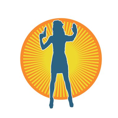 İnce bir kadın silueti. Polis memuru kostümü giymiş. Tabancayla poz veriyor.