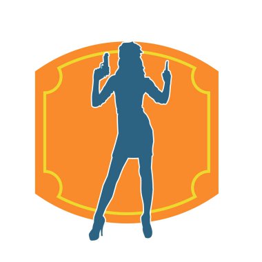 İnce bir kadın silueti. Polis memuru kostümü giymiş. Tabancayla poz veriyor.