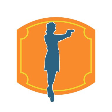 İnce bir kadın silueti. Polis memuru kostümü giymiş. Tabancayla poz veriyor.