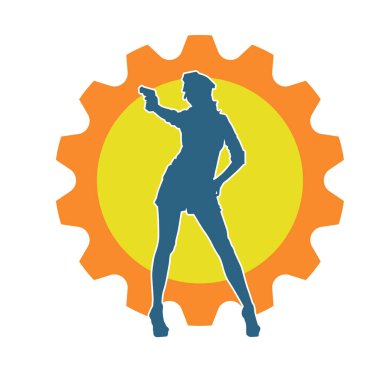 İnce bir kadın silueti. Polis memuru kostümü giymiş. Tabancayla poz veriyor.