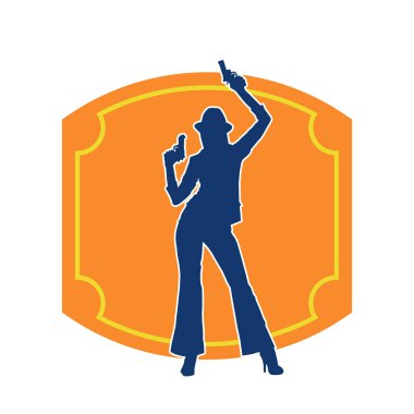 Uzun pantolon ve fötr şapka giyen zayıf bir kadın modelin silueti. Tabancayla poz veriyor..