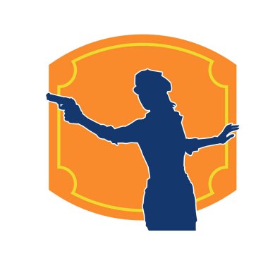 İnce bir kadın silueti. Polis memuru kostümü giymiş. Tabancayla poz veriyor.