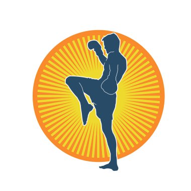 Hareketli erkek kickboksör atletinin silueti. Tekme atan bir adamın silueti..