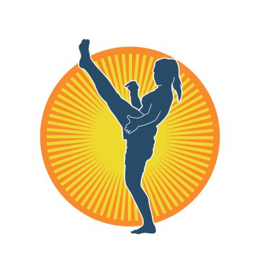 Hareketli kadın kickboksör atletinin silueti. Tekme atan bir kadının silueti..