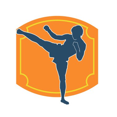 Hareketli erkek kickboksör atletinin silueti. Tekme atan bir adamın silueti..