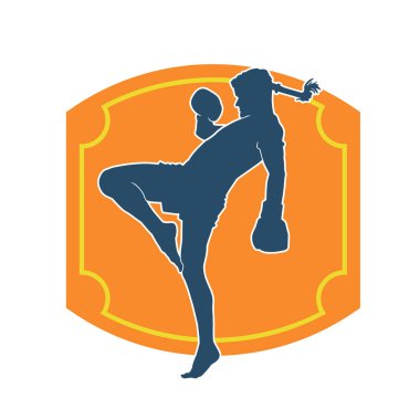 Hareketli erkek kickboksör atletinin silueti. Tekme atan bir adamın silueti..