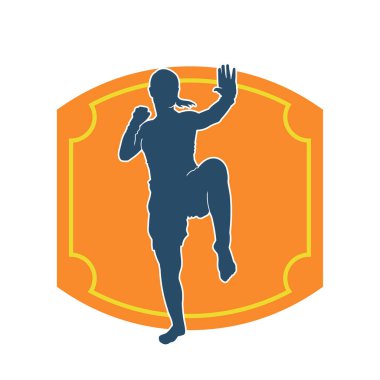 Hareketli kadın kickboksör atletinin silueti. Tekme atan bir kadının silueti..
