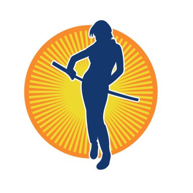 Bir kadın savaşçının silueti kılıç ile hareket halindeyken poz veriyor. Kılıcıyla bir kadın kahramanın silüeti..