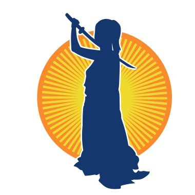Bir kadın savaşçının silueti kılıç ile hareket halindeyken poz veriyor. Kılıcıyla bir kadın kahramanın silüeti..