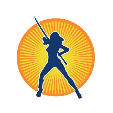 Bir kadın savaşçının silueti kılıç ile hareket halindeyken poz veriyor. Kılıcıyla bir kadın kahramanın silüeti..