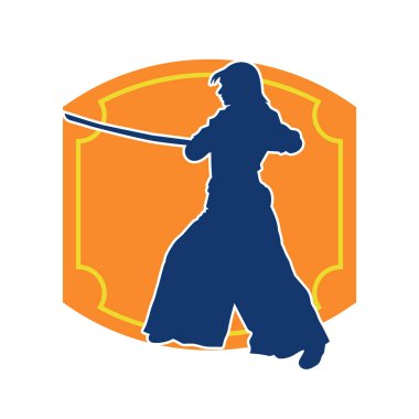 Samuray bir savaşçının silueti. Katana kılıcıyla poz veriyor.