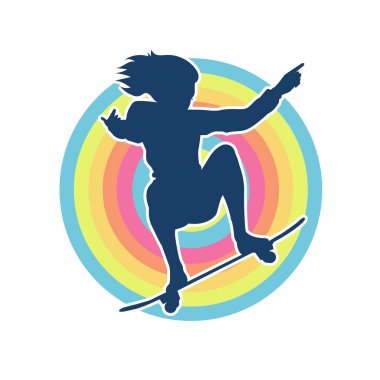 Hareket halindeki bir kadın silueti kaykay üzerinde poz veriyor. Kaykaylı şehirli bir kızın silueti..