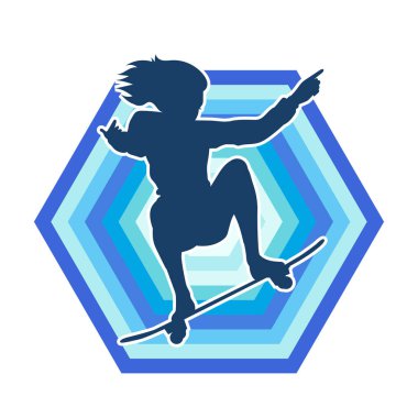 Hareket halindeki bir kadın silueti kaykay üzerinde poz veriyor. Kaykaylı şehirli bir kızın silueti..