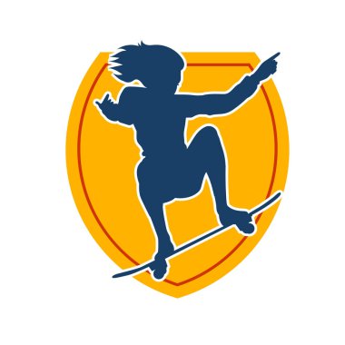 Hareket halindeki bir kadın silueti kaykay üzerinde poz veriyor. Kaykaylı şehirli bir kızın silueti..