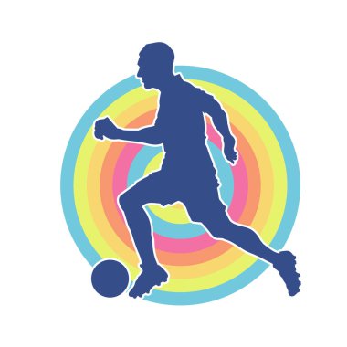 Top tekmeleyen bir erkek futbolcunun silueti. Hareket halindeki bir futbolcunun silueti.