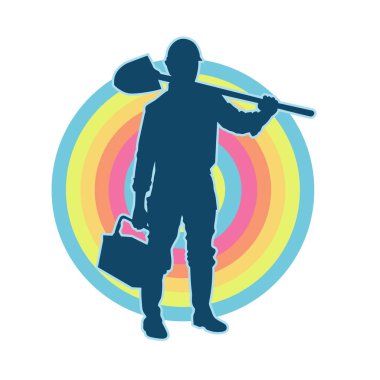 Kürek taşıyan bir işçinin silüeti. Bir işçinin hareket halindeki silueti kürek aracı kullanarak poz verir.