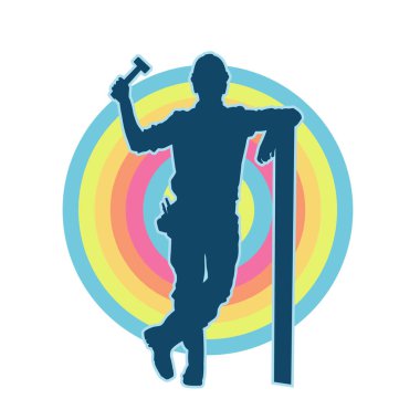 Tahta taşıyan bir inşaat işçisinin silueti..