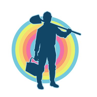 Kürek taşıyan bir işçinin silüeti. Bir işçinin hareket halindeki silueti kürek aracı kullanarak poz verir.