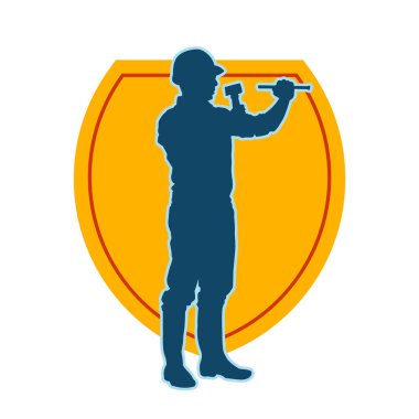 Çekiç aleti taşıyan bir işçinin silüeti. Hareket halindeki bir işçinin silueti çekiç aleti ile poz verir.