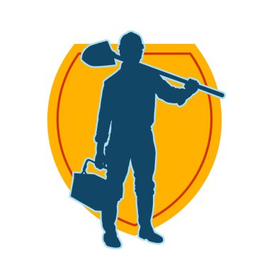 Kürek taşıyan bir işçinin silüeti. Bir işçinin hareket halindeki silueti kürek aracı kullanarak poz verir.