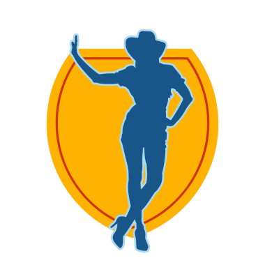 Kovboy kostümü giymiş bir kadın modelin silueti. Poz vermiş bir kovboy kızın silueti..