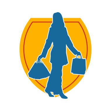 Sıska, alışveriş torbaları taşıyan genç bir kadının silueti. Alışveriş torbaları taşıyan şık bir kadının silueti.