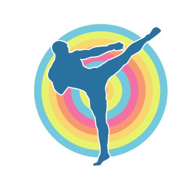 Hareketli erkek kickboksör atletinin silueti. Tekme atan bir adamın silueti..