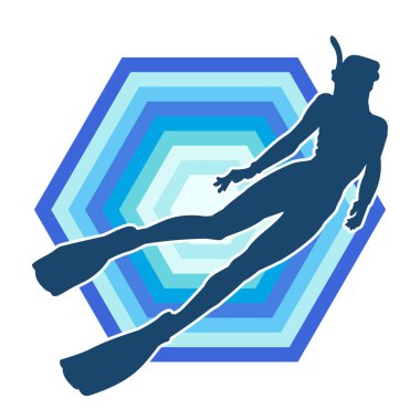 Suyun altında yüzen bir kadının silueti. Yüzen bir kadın dalgıcın silüeti..