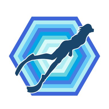 Suyun altında yüzen bir kadının silueti. Yüzen bir kadın dalgıcın silüeti..