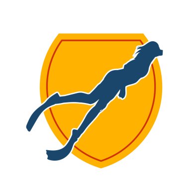 Suyun altında yüzen bir kadının silueti. Yüzen bir kadın dalgıcın silüeti..