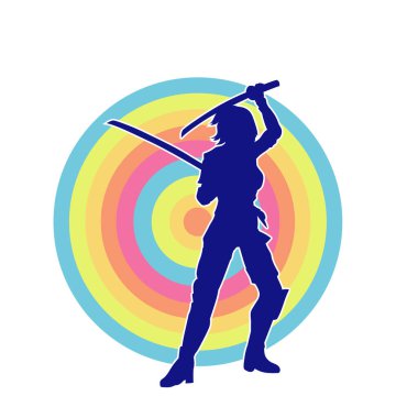 Bir kadın dövüşçünün silueti kılıç taşırken poz veriyor..