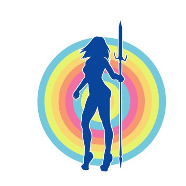 Kadın bir savaşçının silueti mızrakla poz veriyor. Mızrak taşıyan bir kadın dövüşçünün silueti..