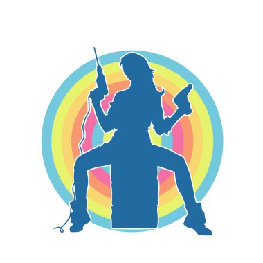 Matkap aletleri taşıyan inşaat işçisi kostümlü bir kadın silueti. İnşaat işçisi kadın silueti elektrikli matkapla poz veriyor.. 