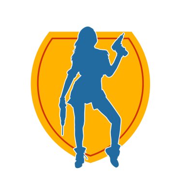 Matkap aletleri taşıyan inşaat işçisi kostümlü bir kadın silueti. İnşaat işçisi kadın silueti elektrikli matkapla poz veriyor.. 