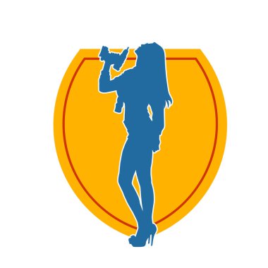 Matkap aletleri taşıyan inşaat işçisi kostümlü bir kadın silueti. İnşaat işçisi kadın silueti elektrikli matkapla poz veriyor.. 