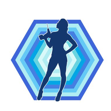 Matkap aletleri taşıyan inşaat işçisi kostümlü bir kadın silueti. İnşaat işçisi kadın silueti elektrikli matkapla poz veriyor.. 