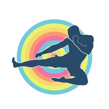 Hareketli erkek kickboksör atletinin silueti. Tekme atan bir adamın silueti..